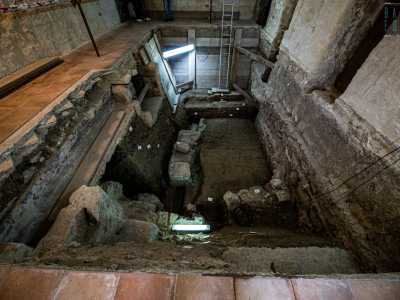 Torniamo sempre nel solito cortile e, dopo aver visitato il sistema fognario del castello realizzato in epoca aragonese (ancora in fase di scavo)...